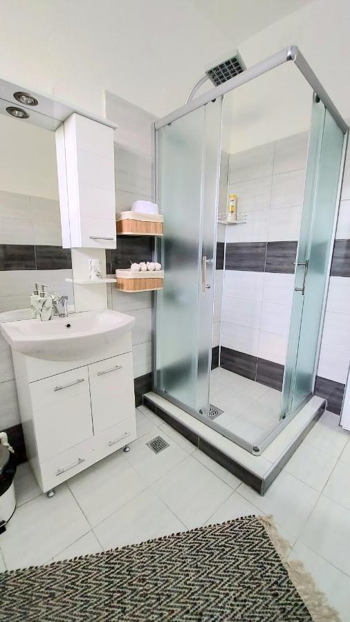 Inner City Two Bedroom Apartment 斯科普里 外观 照片